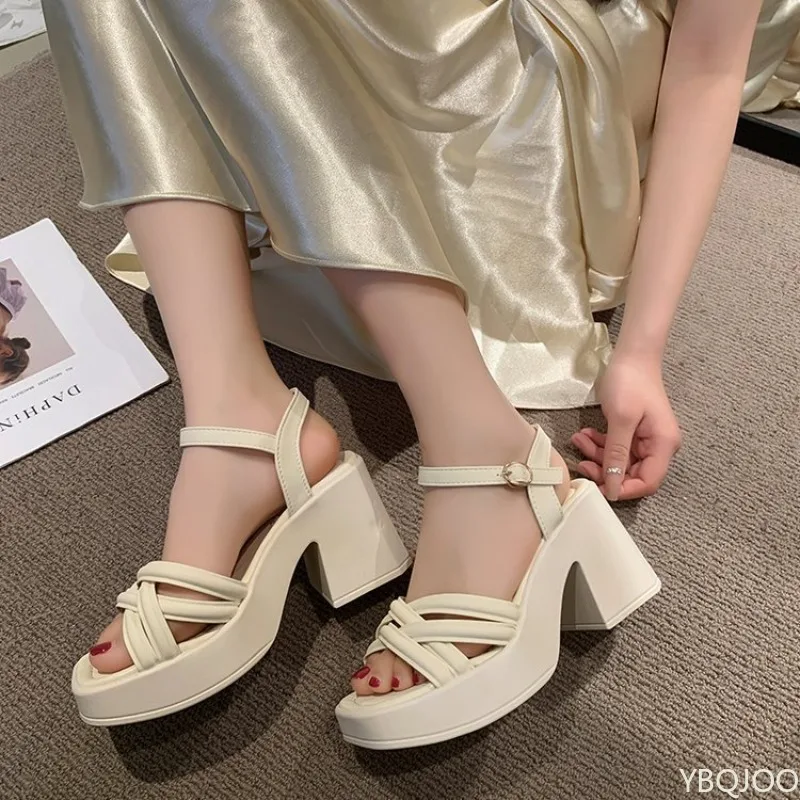 Belted Shirt Dress - รองเท้าส้นหนาส้นสูงแบบมีหัวเข็มขัดสำหรับผู้หญิง สไตล์ใหม่ ใส่ไปเที่ยวทะเล แมทช์กับกระโปรงและรองเท้าแตะ ปี 2026