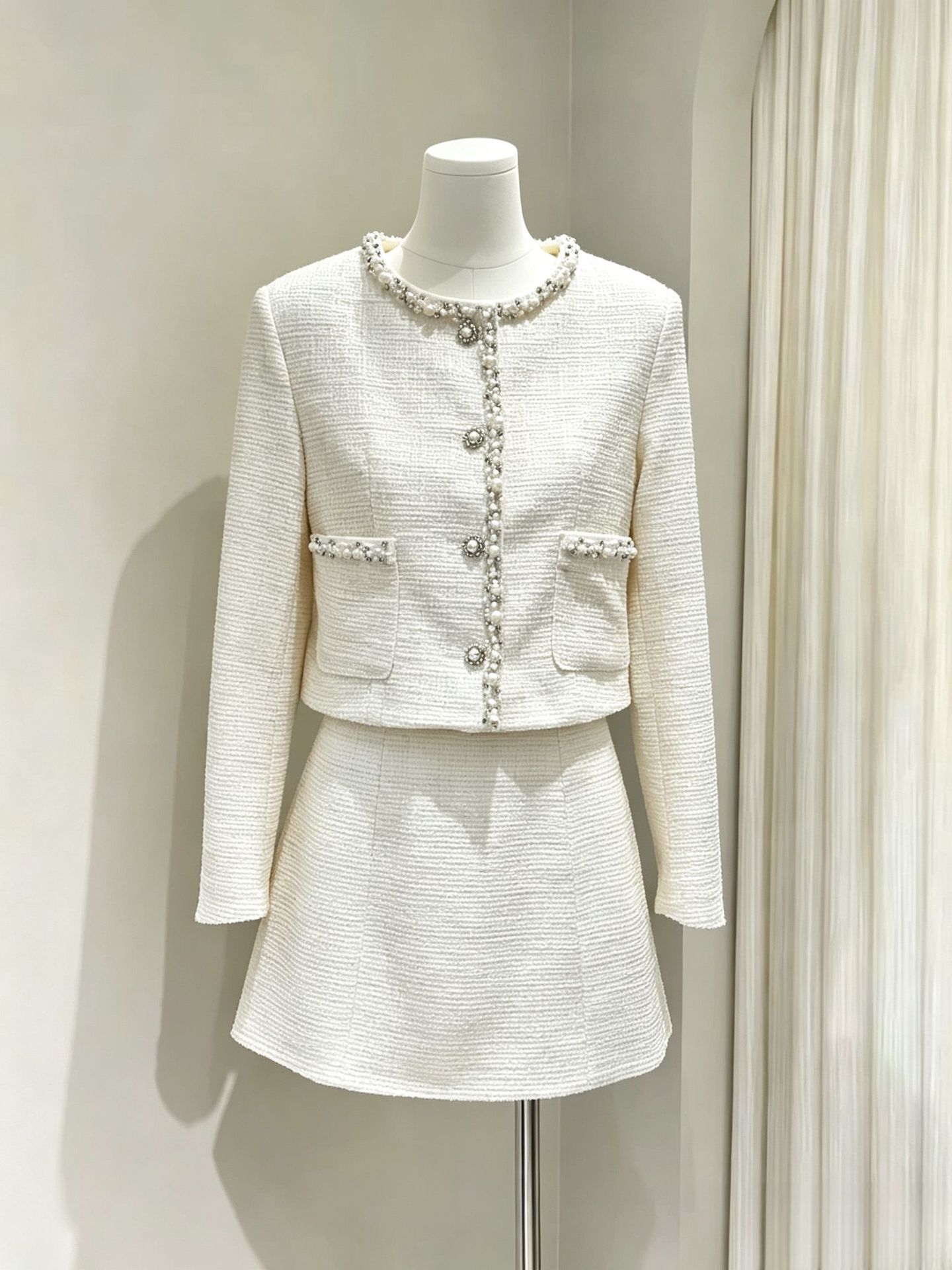 Women Fashion Wear - ชุดเสื้อแจ็กเก็ตสองชิ้นสำหรับผู้หญิง ดีไซน์เก๋ ประดับเพชร คอวี แขนกุด ทรงเข้ารูป