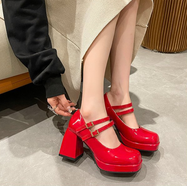 รองเท้าส้นสูงหนังเคลือบเงาแบบใ - Women Fashion Trend 2025 บทวิจารณ์และราคา