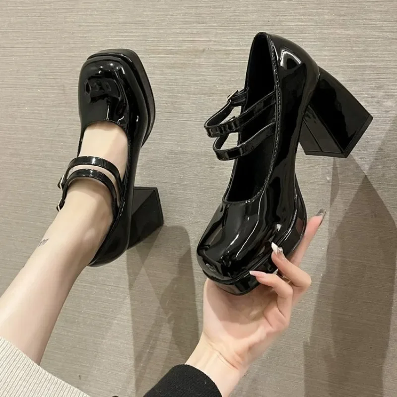 รองเท้าส้นสูงหนังเคลือบเงาแบบใ - Women Fashion Trend 2025 บทวิจารณ์และราคา