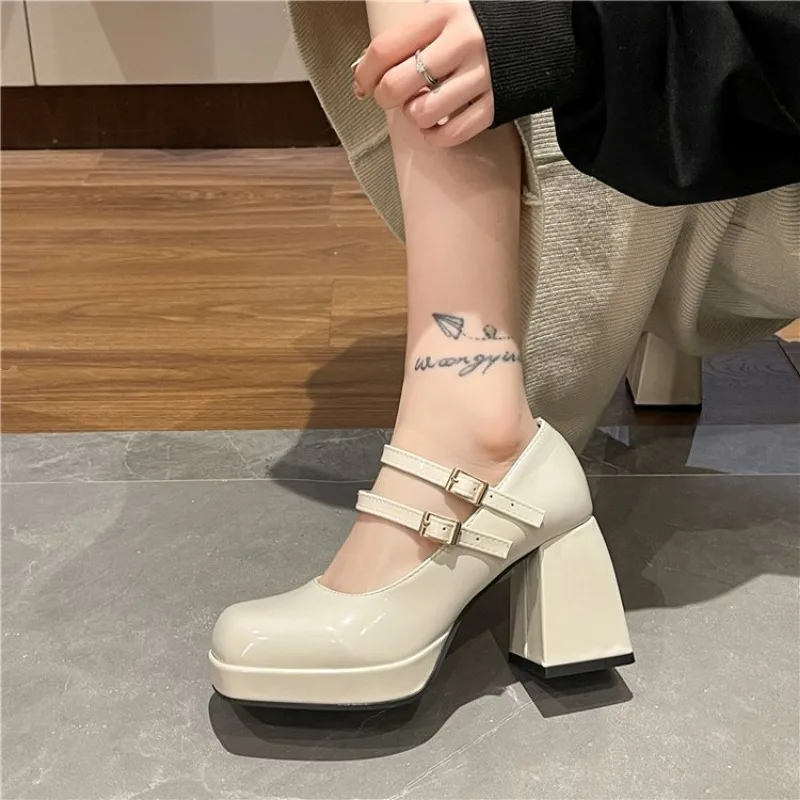 รองเท้าส้นสูงหนังเคลือบเงาแบบใ - Women Fashion Trend 2025 บทวิจารณ์และราคา